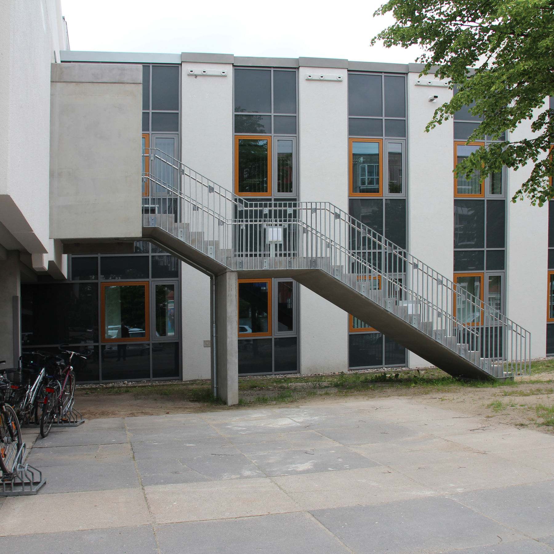 Blick auf die Bibliothek mit der Fluchttreppe aus dem kleinen Hörsaalbereich. © Hochschule Neubrandenburg, Grundinstandsetzung Haus 1, Lehrgebäude 4