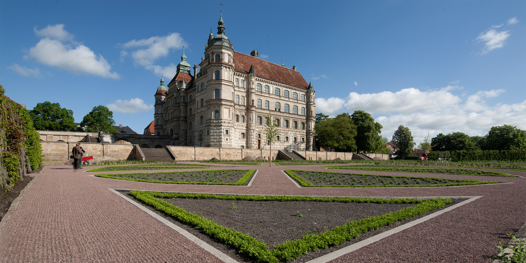 Schloss und Schlossgarten Güstrow - prachtvolle Fassade wird in den kommenden Jahren saniert. © 2017 Betrieb für Bau und Liegenschaften Mecklenburg-Vorpommern