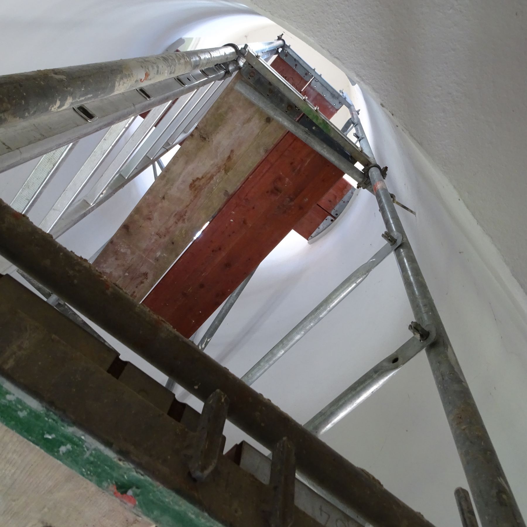 Auch im Treppenturm des Forst- und Gasthauses muss in mehr als 10 Metern Höhe an den Fenstern gearbeitet werden. Eine Herausforderung für die Gerüstbauer und Tischler... © Foto: BBL M-V