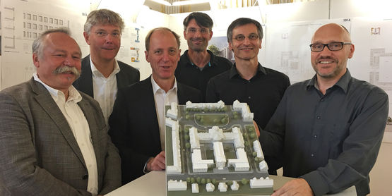 Das Modell ist klein die Freude groß. Von links: Peter Kingerske (ARGE des Siegers des Wettbewerbs pussert kosch architekten aus Dresden und Planungsbüro Kingerske aus Schwerin) vom BBL M-V beauftragter Wettbewerbskoordinator Claudio Steege vom Büro Nie © 2016 Betrieb für Bau und Liegenschaften Mecklenburg-Vorpommern Das Modell ist klein die Freude groß. Von links: Peter Kingerske (ARGE des Siegers des Wettbewerbs pussert kosch architekten aus Dresden und Planungsbüro Kingerske aus Schwerin) vom BBL M-V beauftragter Wettbewerbskoordinator Claudio Steege vom Büro Nie © 2016 Betrieb für Bau und Liegenschaften Mecklenburg-Vorpommern