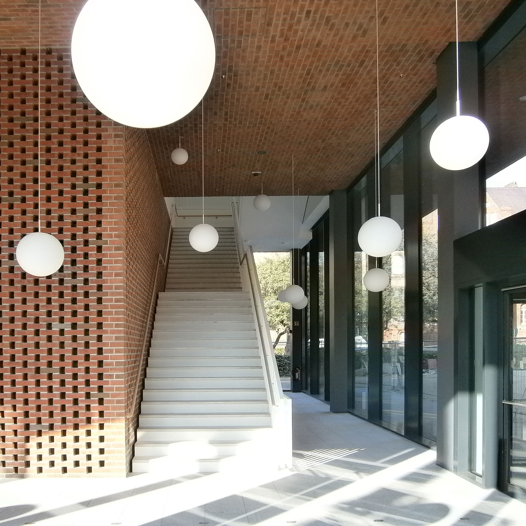 Hörsaalgebäude, Eingangsbereich mit Treppe zum 1. Obergeschoss © 2016 Betrieb für Bau und Liegenschaften Mecklenburg-Vorpommern
