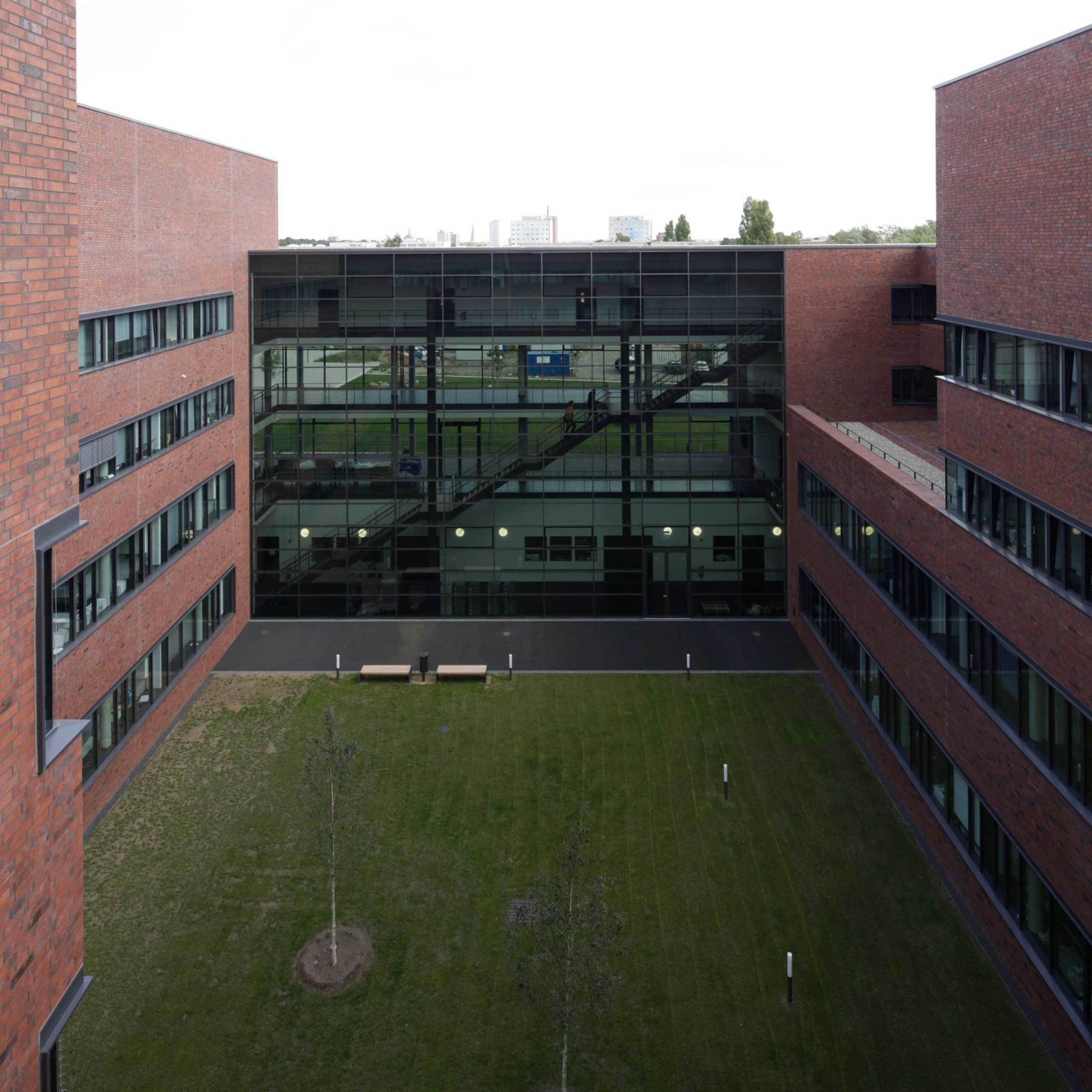 Blick in den zentralen grünen Innenhof des Forschungsgebäudes © 2015 Betrieb für Bau und Liegenschaften Mecklenburg-Vorpommern