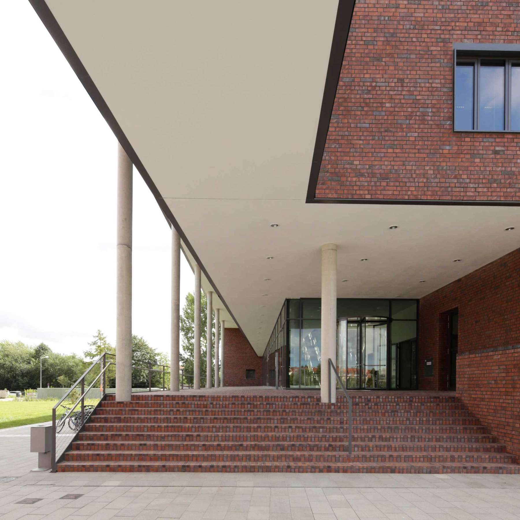 Der zurückgesetzte Eingangsbereich des Forschungsgebäudes - typisches Gestaltungsmerkmal entsprechend Masterplan © 2015 Betrieb für Bau und Liegenschaften Mecklenburg-Vorpommern