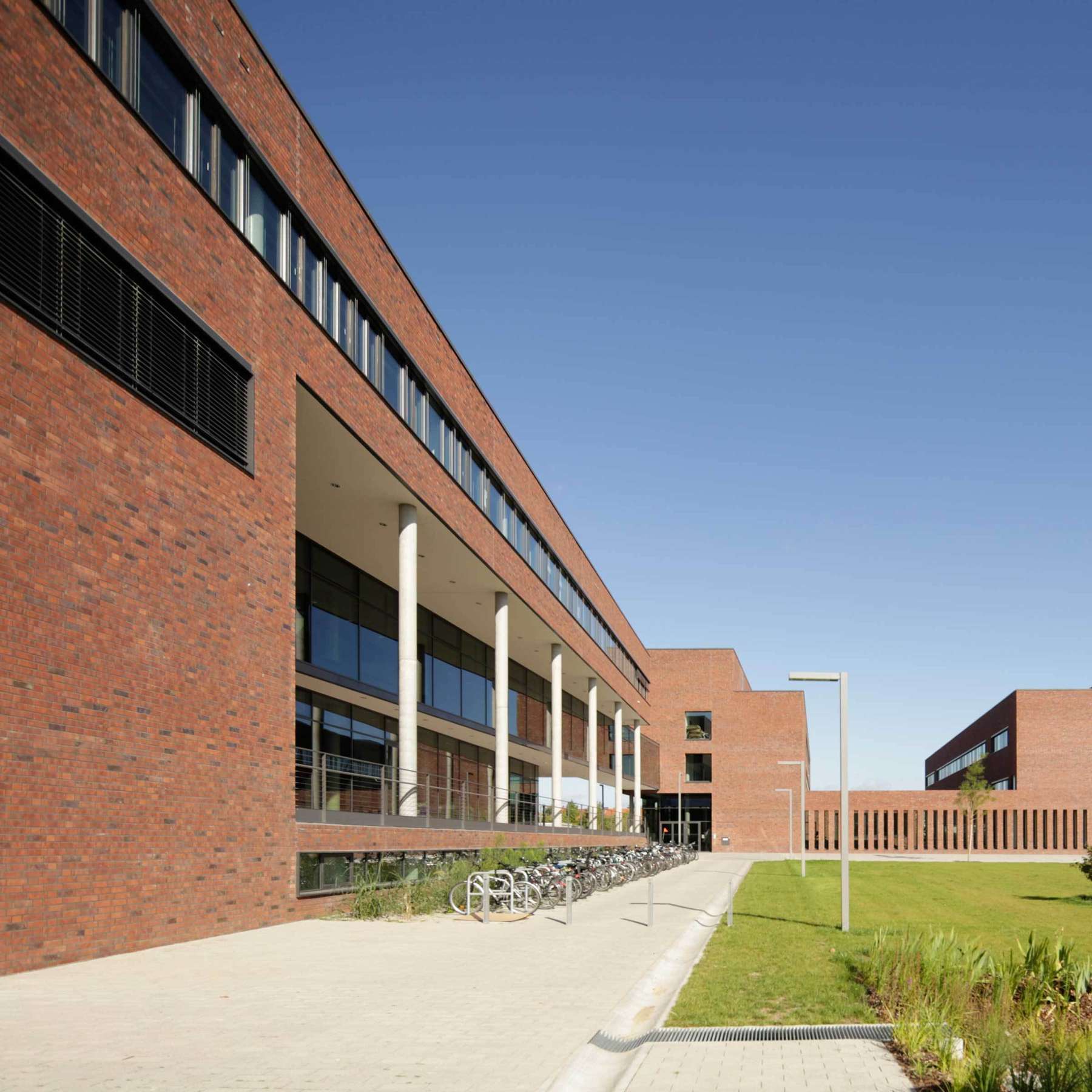 Das Forschungsgebäude des Instituts für Physik, im Hintergrund das Lehrgebäude und rechts das benachbarte Forschungsgebäude LL M © 2015 Betrieb für Bau und Liegenschaften Mecklenburg-Vorpommern