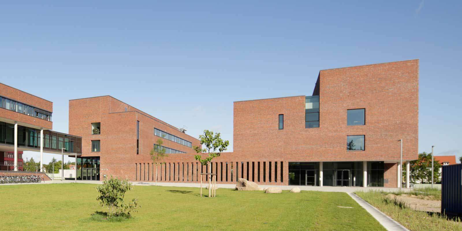 Blick auf das Forschungsgebäude für das Department Leben, Licht und Materie - links davon die Gebäude des Instituts für Physik © 2015 Betrieb für Bau und Liegenschaften Mecklenburg-Vorpommern