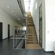 Flur und Treppenaufgang im 1. Obergeschoss - über Oberlichter im Dach werden die innenliegenden Flure mit Tageslicht erhellt © 2015 Betrieb für Bau und Liegenschaften Mecklenburg-Vorpommern