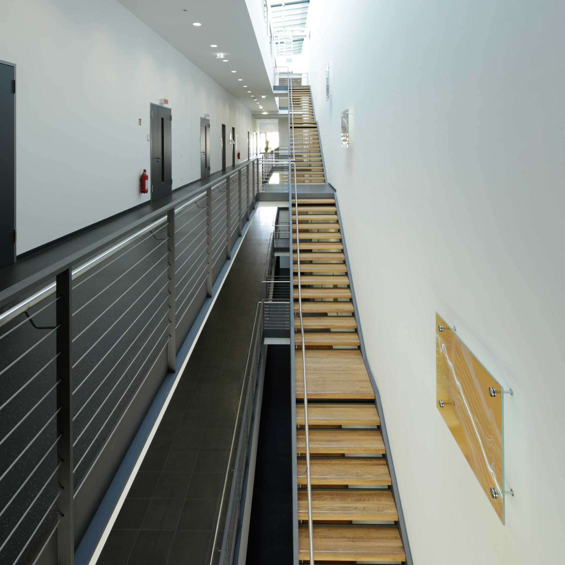 Flur und Treppenaufgang im 2. Obergeschoss © 2015 Betrieb für Bau und Liegenschaften Mecklenburg-Vorpommern