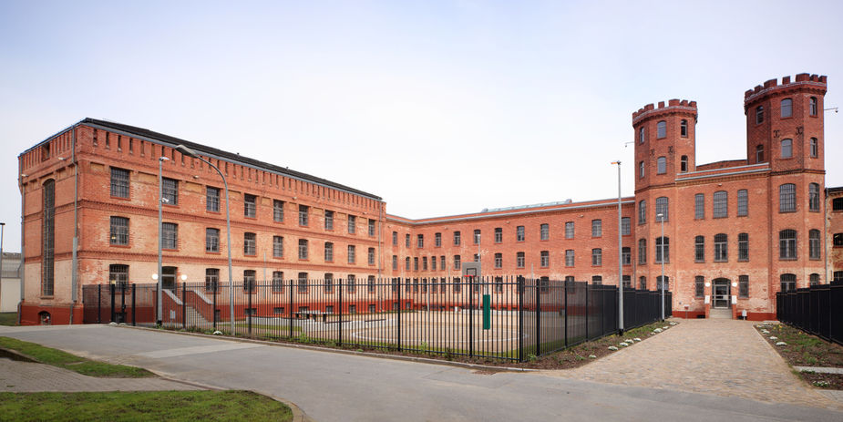 Ansicht des sanierten Hafthaus A und des Sterngebäudes mit Blick auf den neu gestalteten Freistundenhof © 2017 Christoph Edelhoff im Auftrag dhbt Architekten aus Kiel Ansicht des sanierten Hafthaus A und des Sterngebäudes mit Blick auf den neu gestalteten Freistundenhof © 2017 Christoph Edelhoff im Auftrag dhbt Architekten aus Kiel