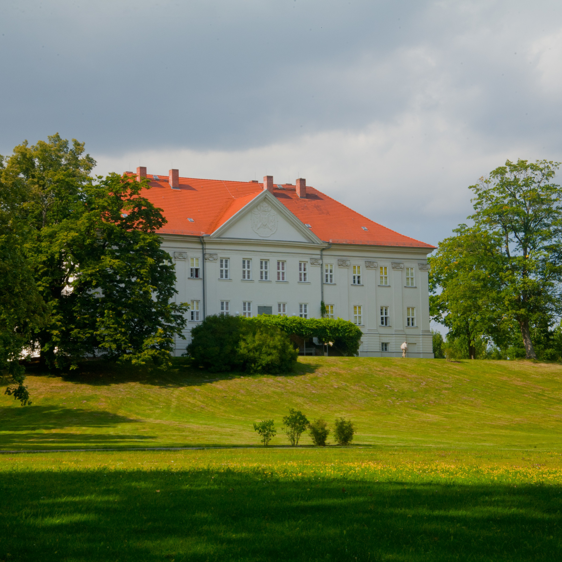 Blick auf das Schloss Hohenzieritz vom Landschaftsgarten nach englischem Vorbild auf der Rückseite des Schlosses angelegt. © 2017 Betrieb für Bau und Liegenschaften Mecklenburg-Vorpommern