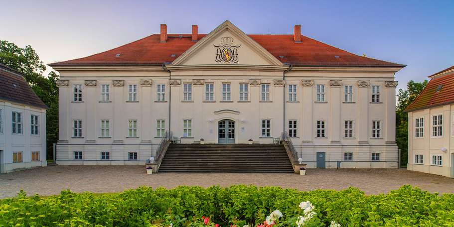 Blick über das Rondell auf das Schloss. © 2017 Staatliche Schlösser und Gärten in Mecklenburg-Vorpommern