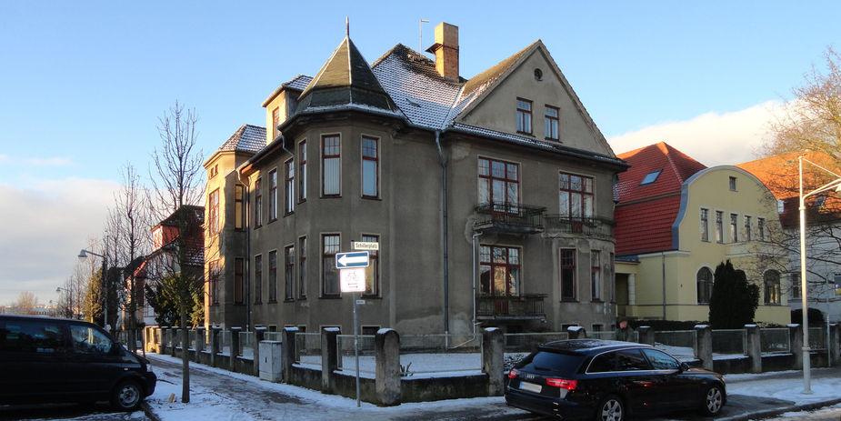 Blick auf die repräsentative Stadtvilla von der Kreuzung Schillerstraße Schliierplatz und Baleckestraße. © 2017 Betrieb für Bau und Liegenschaften Mecklenburg-Vorpommern Blick auf die repräsentative Stadtvilla von der Kreuzung Schillerstraße Schliierplatz und Baleckestraße. © 2017 Betrieb für Bau und Liegenschaften Mecklenburg-Vorpommern
