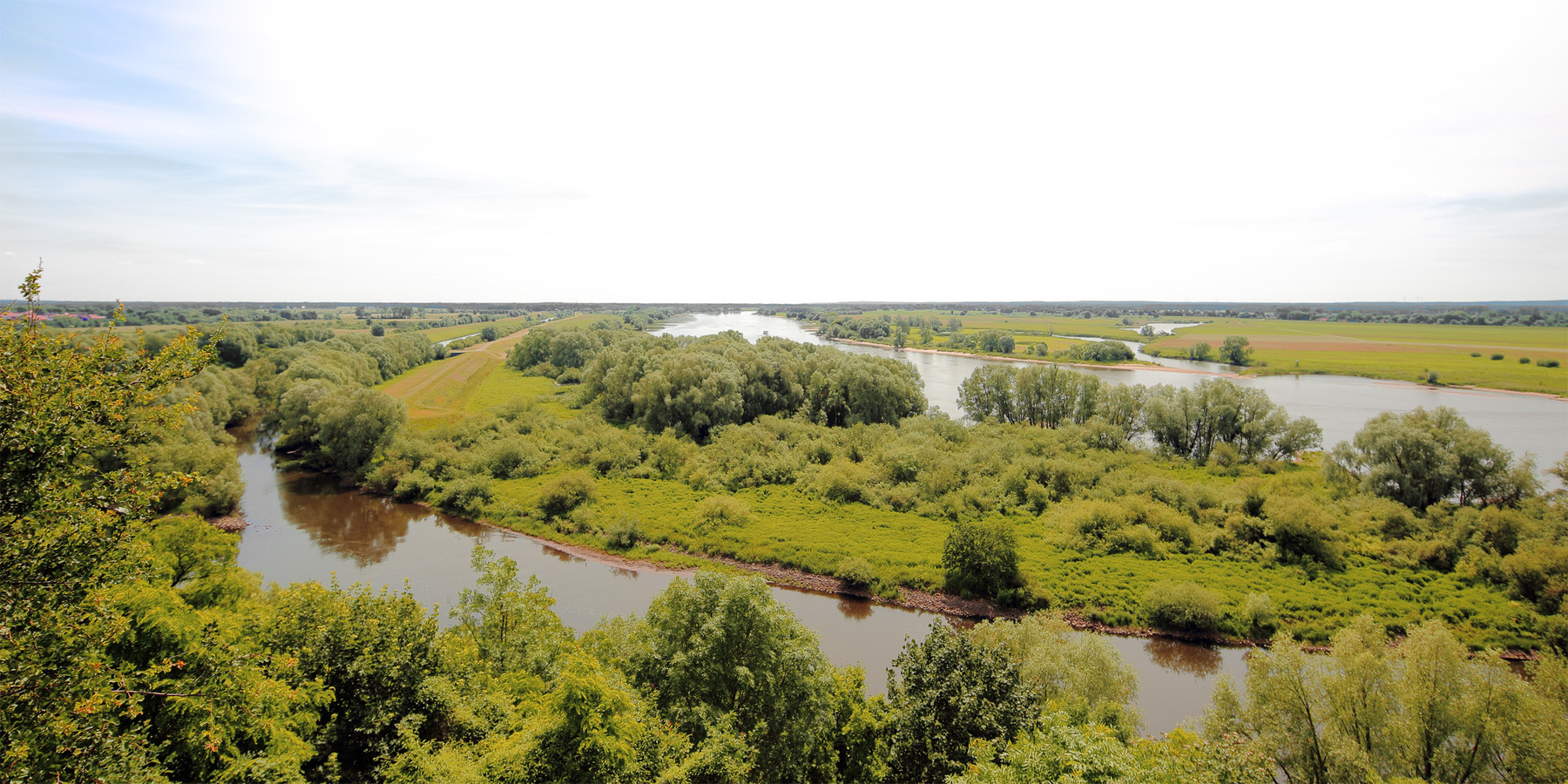 Von der Aussichtsplattform hat man einen weiten Blick auf Boizenburg (hier nicht im Bild), die Elbe und die Vorhalteflächen für den Hochwasserschutz. © 2017 Betrieb für Bau und Liegenschaften Mecklenburg-Vorpommern