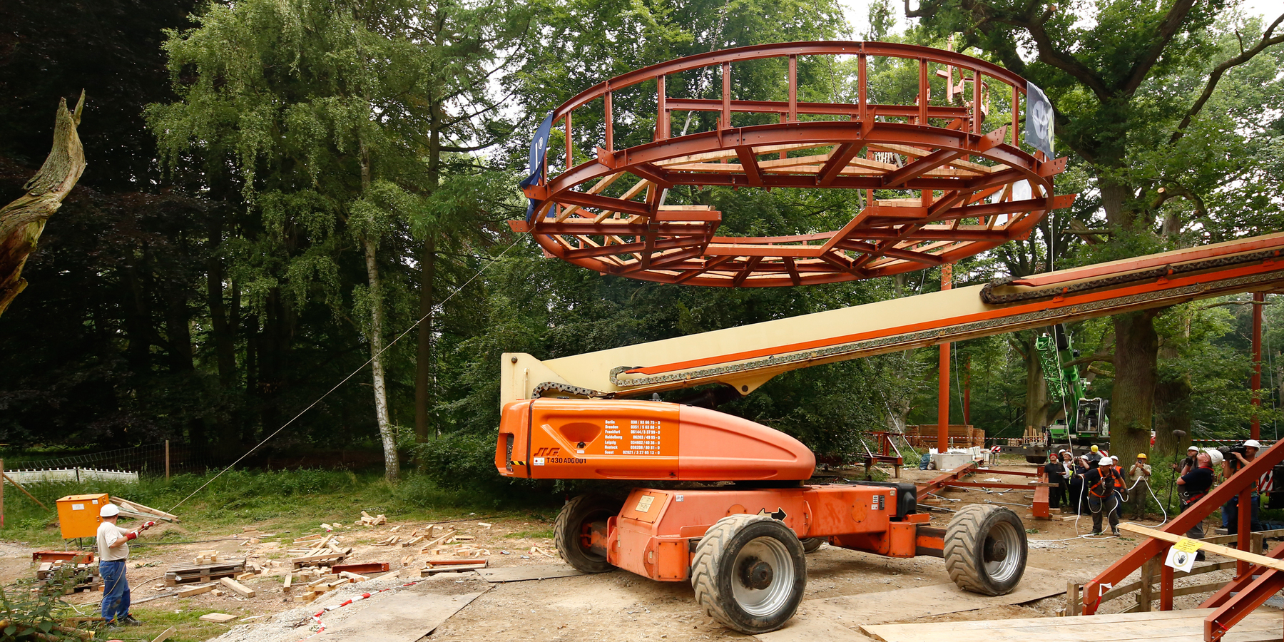Maßarbeit! Die 8 Tonnen schwere Plattform muss vorsichtig zwischen dem Kran, der Hubanlage und den Bäumen in mehr als 40 Meter Höhe gehievt werden. © 2017 Betrieb für Bau und Liegenschaften Mecklenburg-Vorpommern