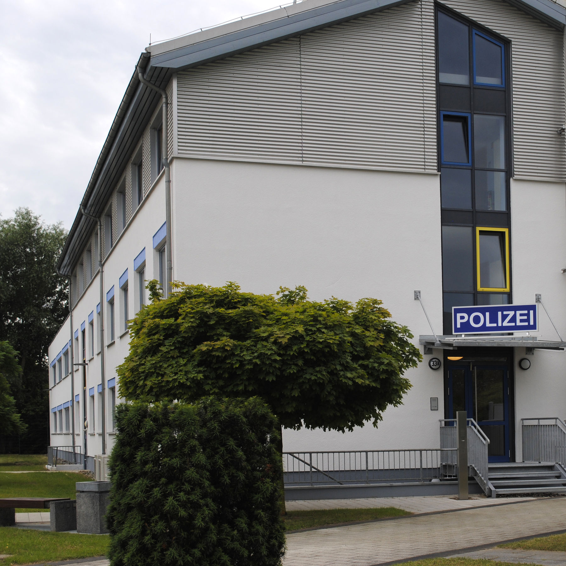Gebäudeansicht mit Haupteingang © 2017 Betrieb für Bau und Liegenschaften Mecklenburg-Vorpommern