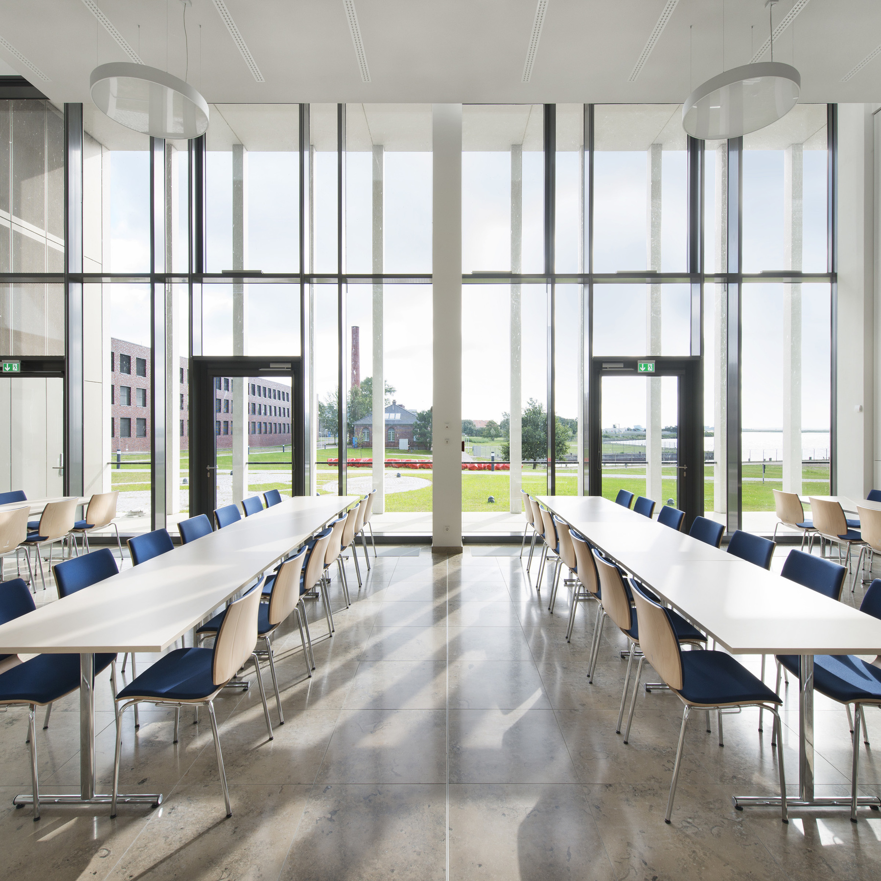 Blick aus dem Speisesaal des Karrees: links das Laborgebäude, vorn die Freifläche mit der Kunst am Bau  Insulaner . © Marion Schmieding/ Alexander Obst