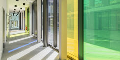 Lichtdurchfluteter Flur mit Farbverglasung im Laborgebäude. © Marion Schmiedling/ Alexander Obst
