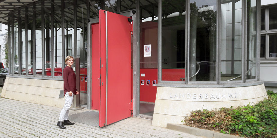 Maxi Raithel vor dem Eingang zum Dienstgebäude des BBL M-V Geschäftsbereich in Schwerin. © 2017 Betrieb für Bau und Liegenschaften Mecklenburg-Vorpommern