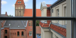Das Historische Institut ist Bestandteil des historischen Universitätscampus. Aus einigen Räumen bietet sich ein Blick auf Teile der Greifswalder Innenstadt. © 2017 Betrieb für Bau und Liegenschaften Mecklenburg-Vorpommern