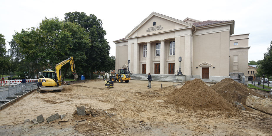 Der Theatervorplatz ist heute eine große Baustelle. © Betrieb für Bau und Liegenschaften Mecklenburg-Vorpommern Der Theatervorplatz ist heute eine große Baustelle. © Betrieb für Bau und Liegenschaften Mecklenburg-Vorpommern
