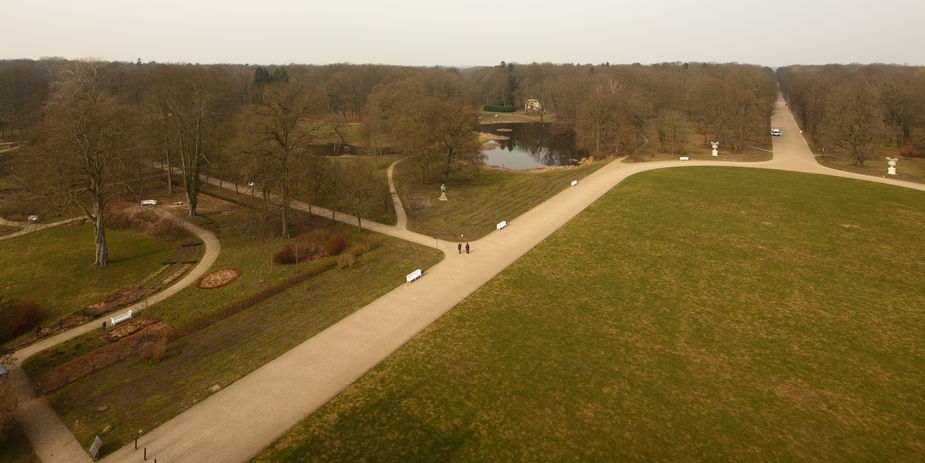 Blick über das Rasenparterre in die Hofdamenallee. Durch den Sturm Xavier sind im Schlosspark Ludwigslust schwere Schäden verursacht worden. Der Schlosspark wird vorläufig gesperrt. © 2017 Betrieb für Bau und Liegenschaften Mecklenburg-Vorpommern Blick über das Rasenparterre in die Hofdamenallee. Durch den Sturm Xavier sind im Schlosspark Ludwigslust schwere Schäden verursacht worden. Der Schlosspark wird vorläufig gesperrt. © 2017 Betrieb für Bau und Liegenschaften Mecklenburg-Vorpommern