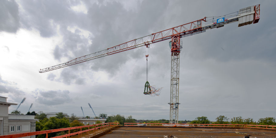 Der Richtkranz des 143 Millionen Euro umfassenden - und damit derzeit größten Bauprojekt des BBL M-V - hängt am Kran über dem Rohbau. © 2017 Betrieb für Bau und Liegenschaften Mecklenburg-Vorpommern