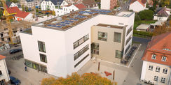 Blick auf den Neubau mit seinem extensiv begrünten Dach - Luftbild vom 17. Oktober 2017. © 2017 Betrieb für Bau und Liegenschaften Mecklenburg-Vorpommern