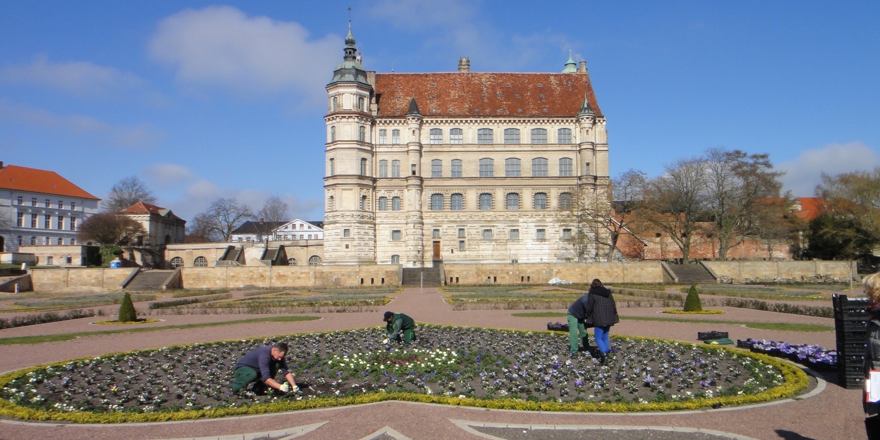 Mitarbeiter des BBL M-V bei der Bepflanzung des Schlossgartens © 2018 Betrieb für Bau und Liegenschaften Mecklenburg-Vorpommern