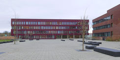gestaltete Freifläche zwischen Rechenzentrum und Forschungsgebäude Physik © 2018 Betrieb für Bau und Liegenschaften Mecklenburg-Vorpommern