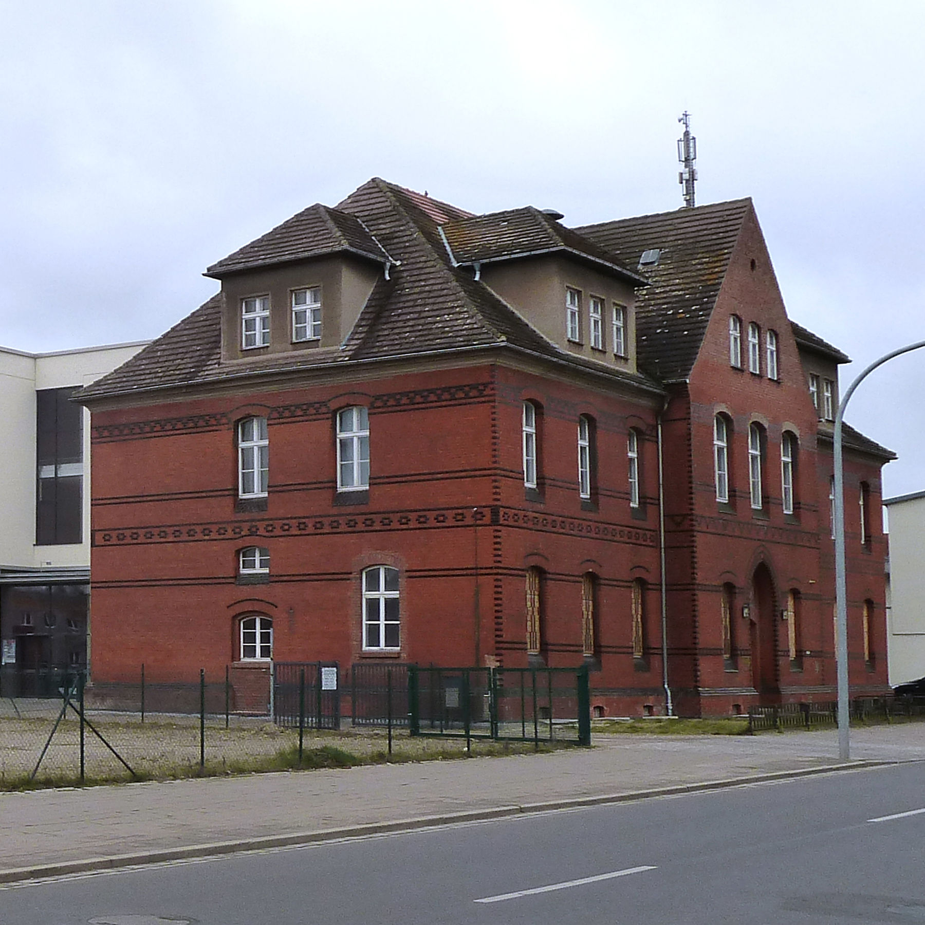 Blick auf das noch unsanierte Haus 1, hier sind die Dachgaben noch erhalten © 2018 Betrieb für Bau und Liegenschaften Mecklenburg-Vorpommern