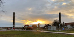 Die Abendsonne scheint das letzte Mal auf die ca. 30 Meter hohen Schornsteine des ISG 90. © 2018 Betrieb für Bau und Liegenschaften Mecklenburg-Vorpommern