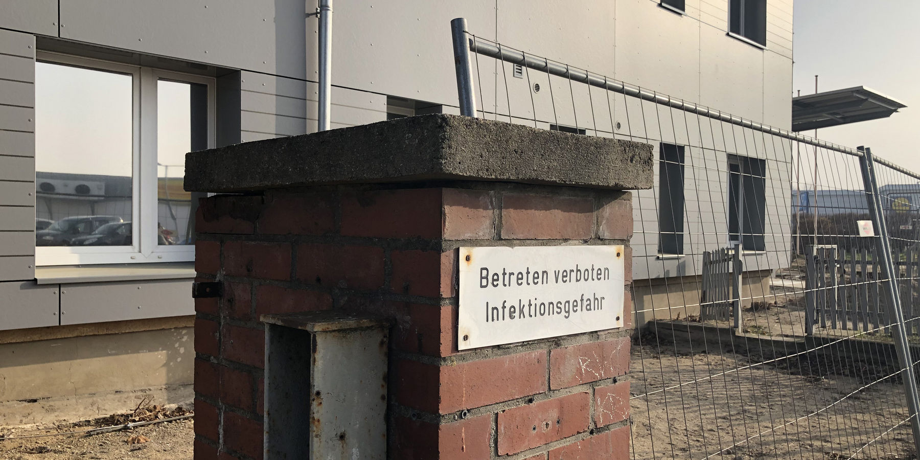 Betreten verboten! Im Moment wegen der Baustelle, die sich hier an der Demminer Straße in Neubrandenburg befindet. © 2019 Betrieb für Bau und Liegenschaften Mecklenburg-Vorpommern