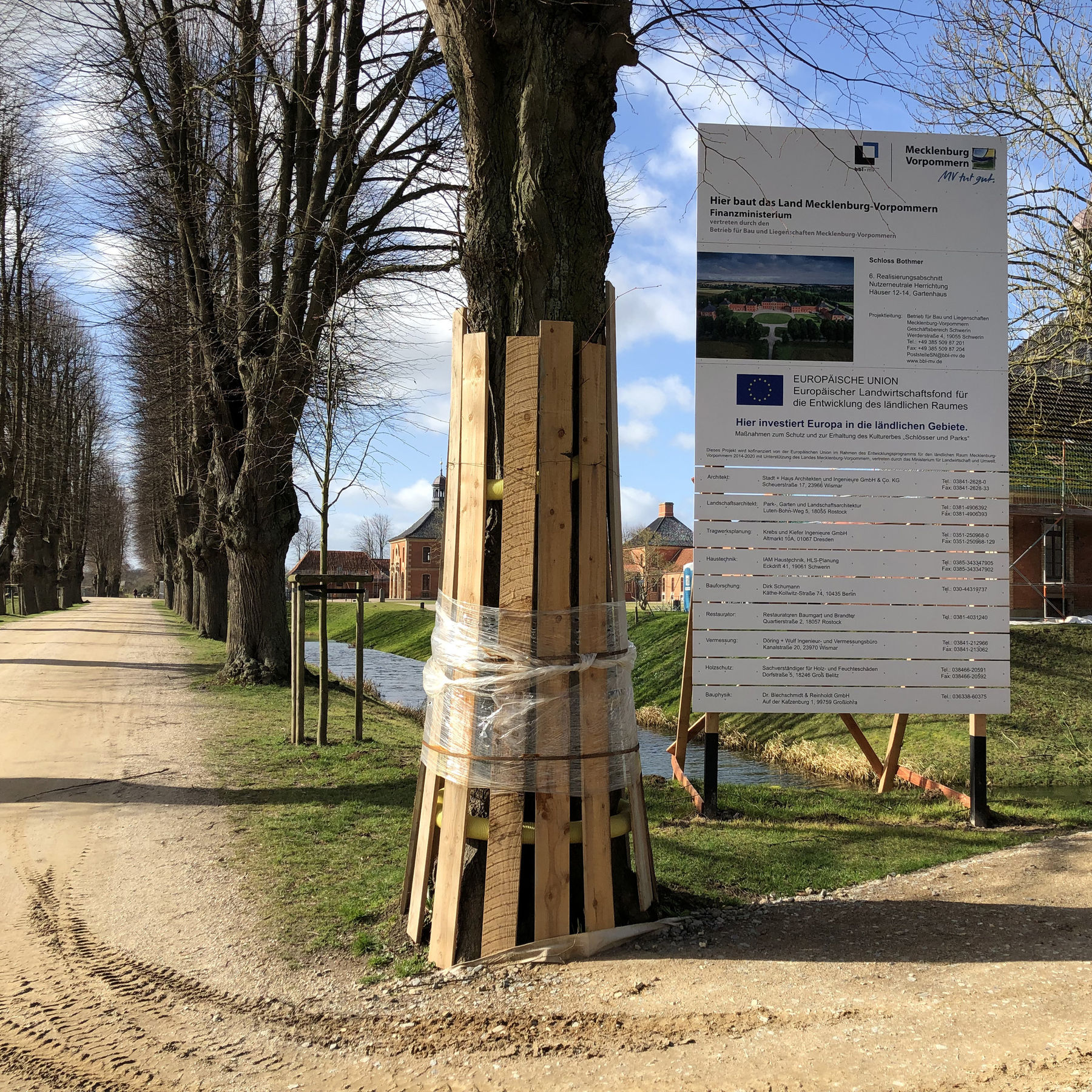 Das Baustellenschild weist die Besucher seit Beginn des Jahres auf die Arbeiten hin. © 2019 Betrieb für Bau und Liegenschaften Mecklenburg-Vorpommern