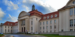 Das Landgericht am Demmlerplatz in Schwerin unmittelbar hinter dem Dokumentationszentrum. © 2019 Betrieb für Bau und Liegenschaften Mecklenburg-Vorpommern