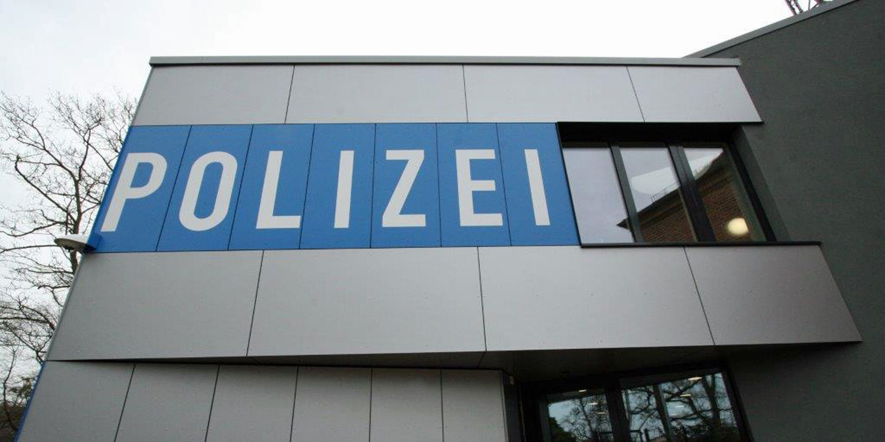 Auch der Schriftzug POLIZEI erstrahlt in Silber-Blau. © 2019 Betrieb für Bau und Liegenschaften Mecklenburg-Vorpommern