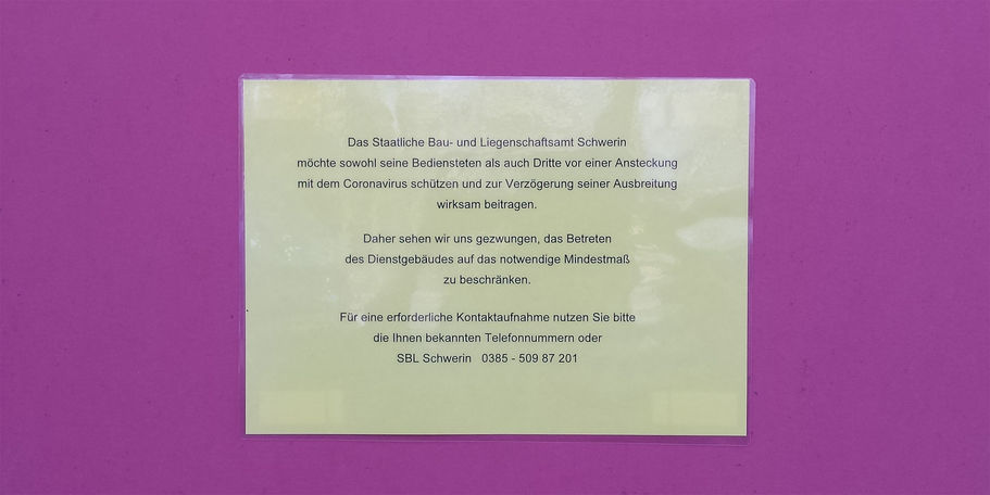 Das Hinweisschild am Eingang des Gebäudes informiert die Besucher über die derzeitige Schließung für die Öffentlichkeit. © 2020 Staatliches Bau und Liegenschaftsamt Schwerin