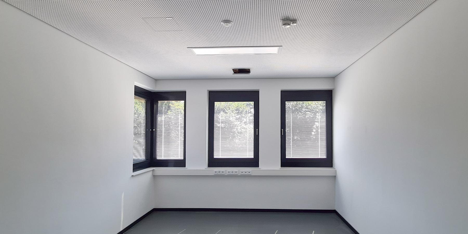 Bürozimmer - Fenster mit integrierter Sonnenschutzjalousie © 2020 Staatliches Bau- und Liegenschaftsamt Neubrandenburg