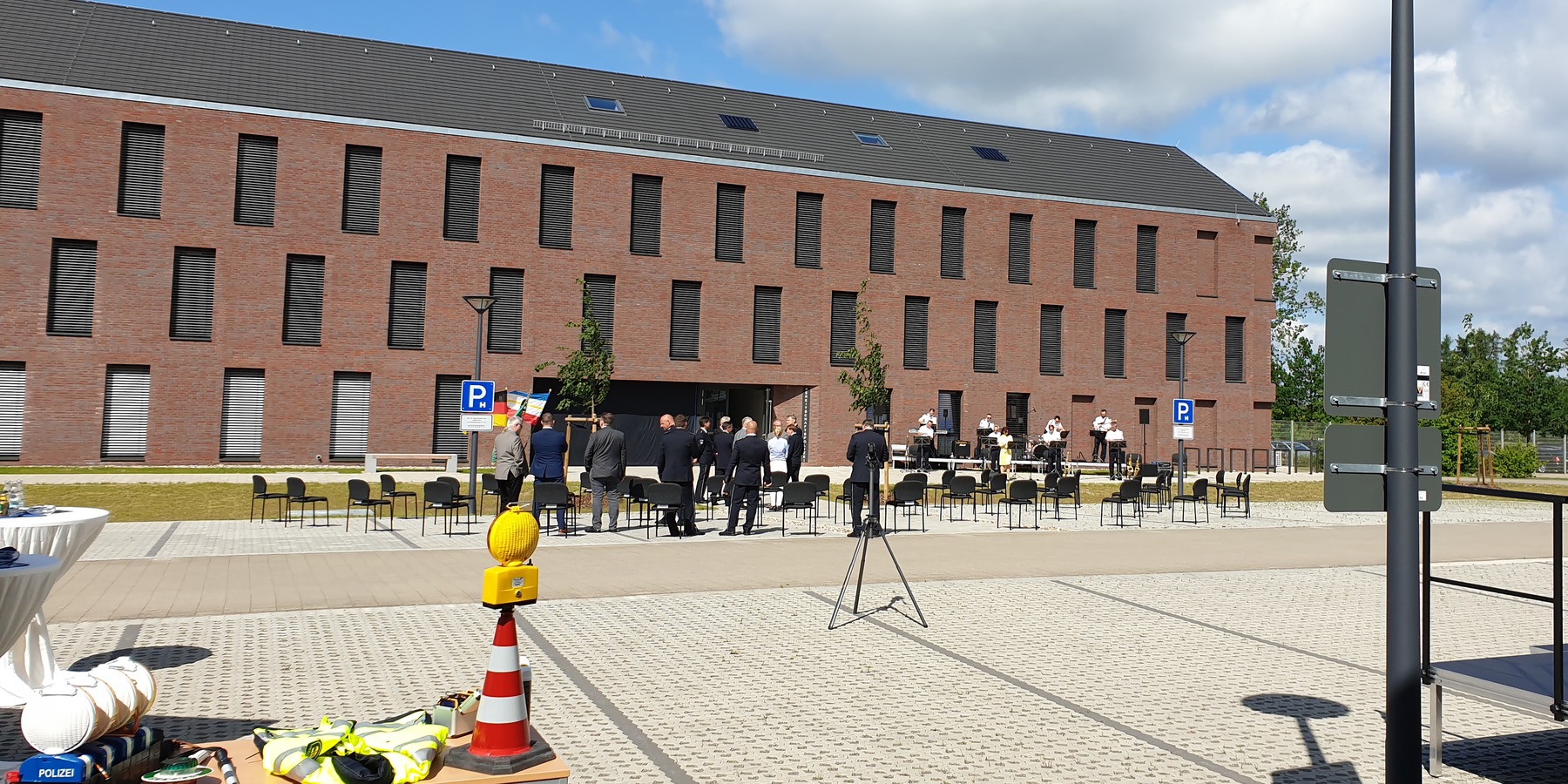 Dienstgebäude mit Kfz-Halle der 1. Bereitschaftspolizeihundertschaft im Polizeizentrum Schwerin © 2020 Staatliches Bau- und Liegenschaftsamt Schwerin