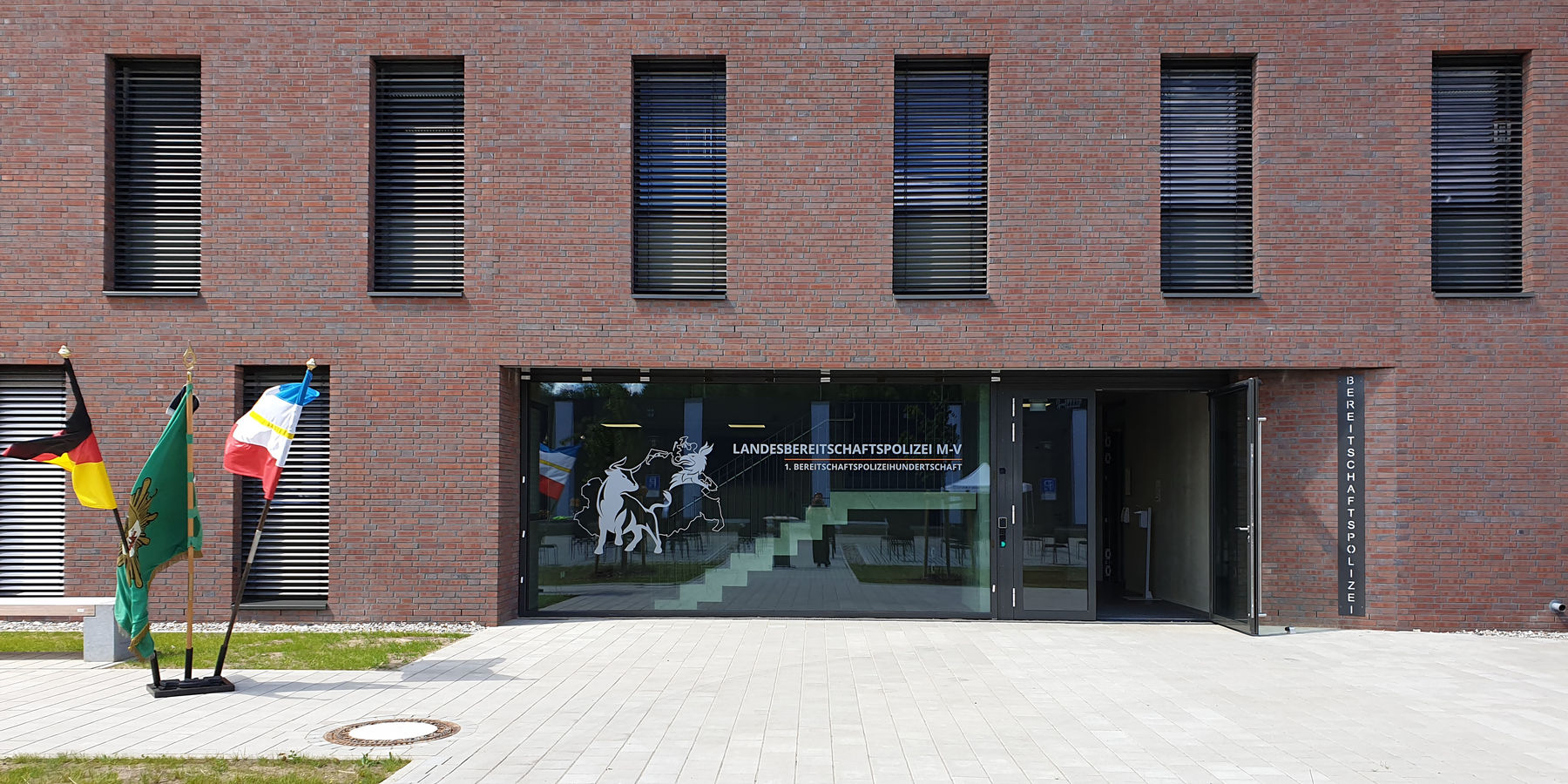 Eingang des neuen Dienstgebäudes im Polizeizentrum Schwerin © 2020 Staatliches Bau- und Liegenschaftsamt Schwerin