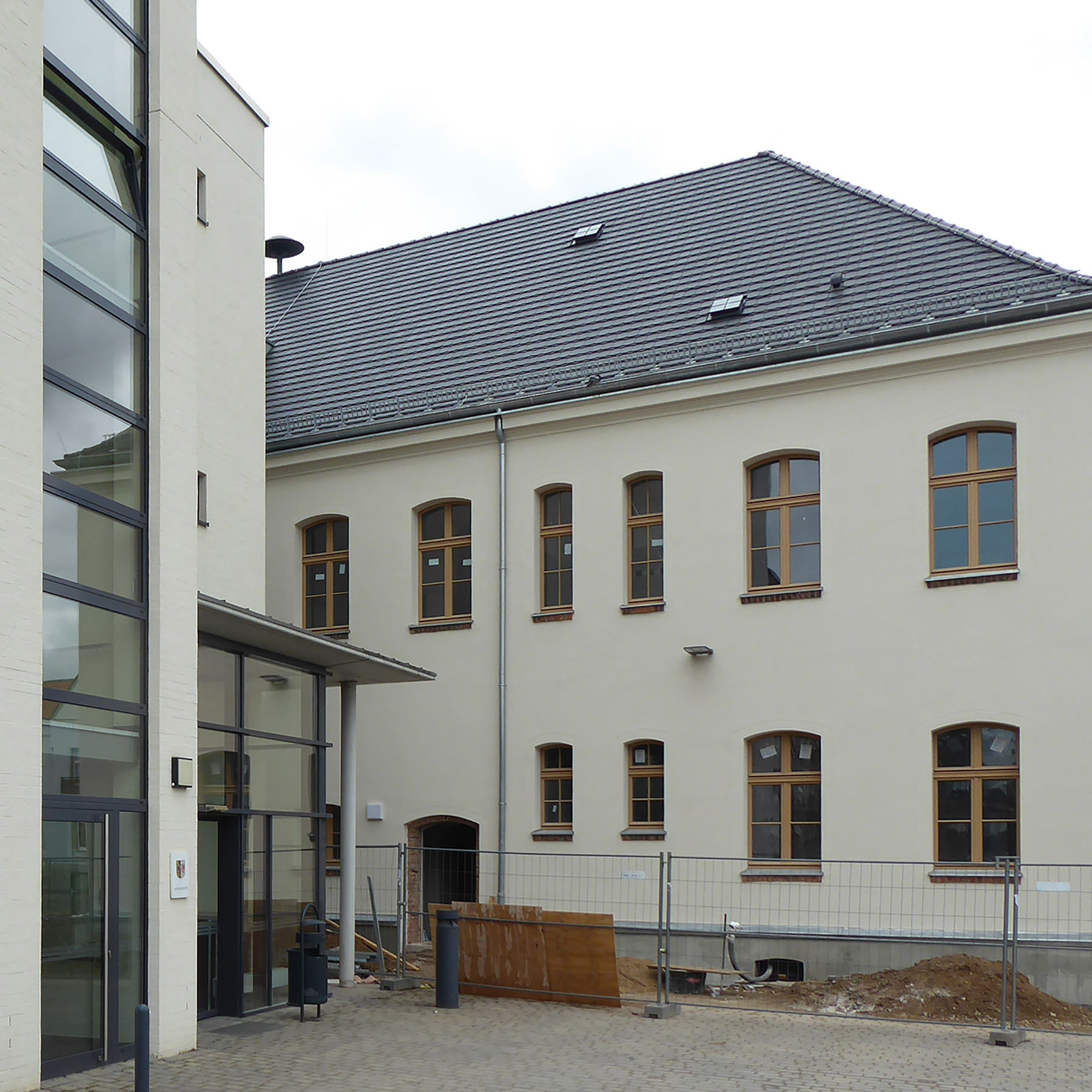 Blick auf die Rückseite mit dem Verbindungsneubau Haus 2 © 2020 milatz.schmidt architekten gmbh, Neubrandenburg
