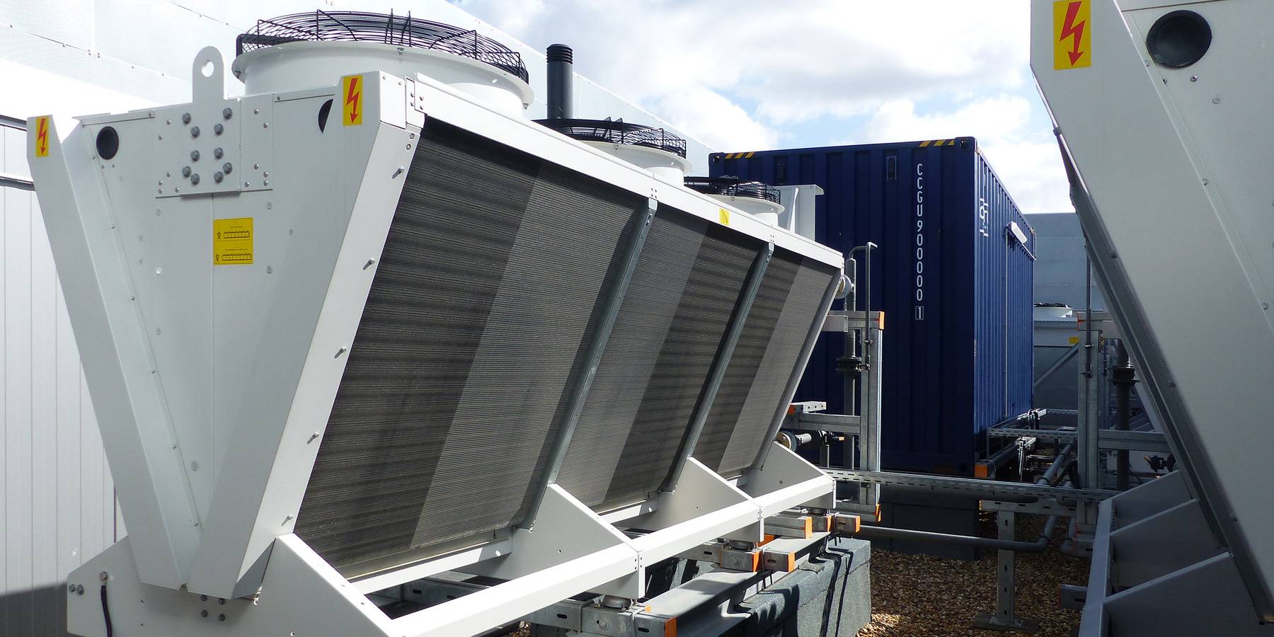 Die für den Betrieb erforderlichen Rückkühlwerke sind auf der südlichen Dachfläche angeordnet. © 2020 SBL Greifswald