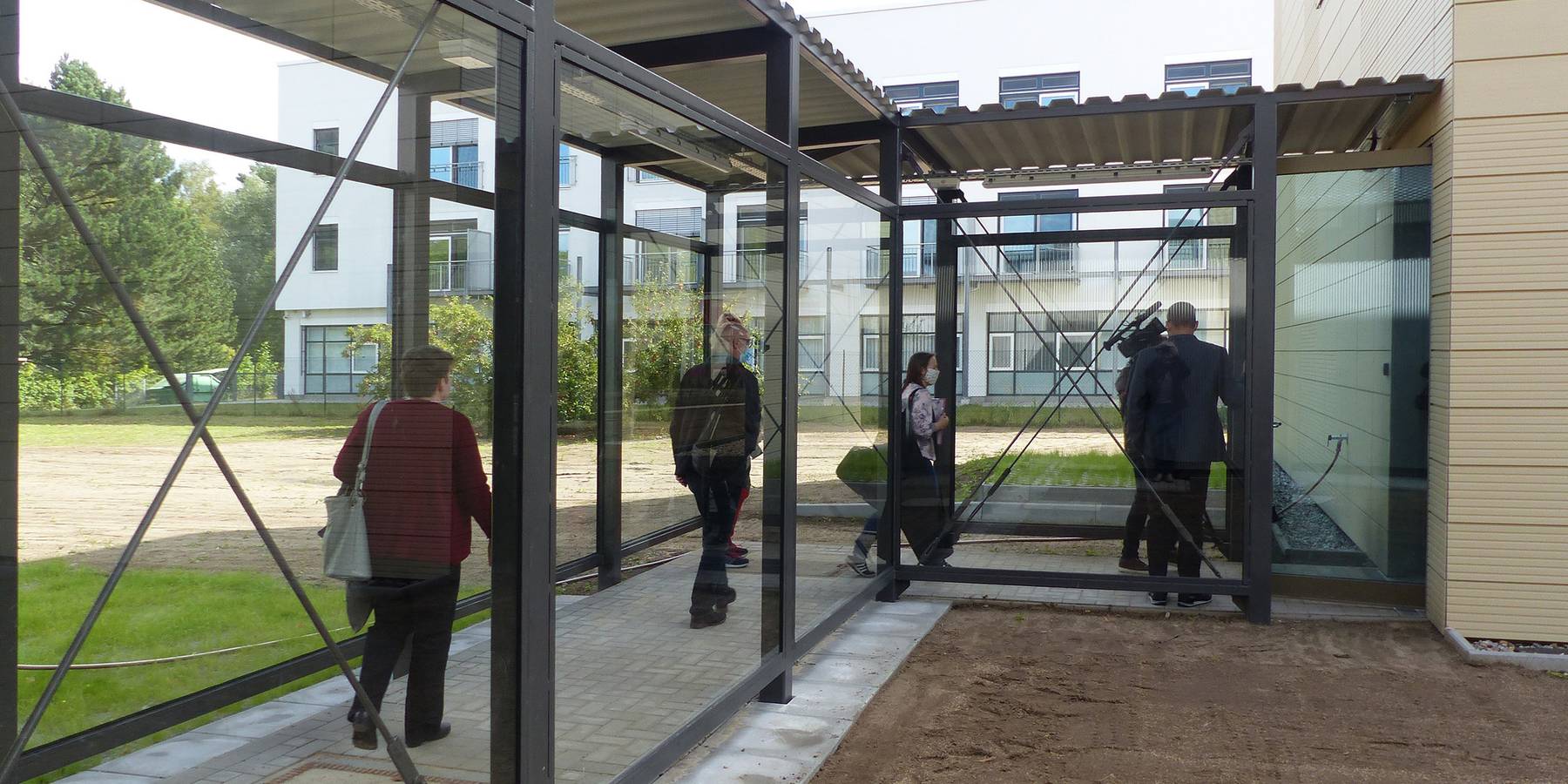 Nach Besichtigung des Rechnergebäudes folgte ein kurzer Blick in das Büro- und Verwaltungsgebäude, erreichbar über den Glasverbinder. © 2020 SBL Greifswald