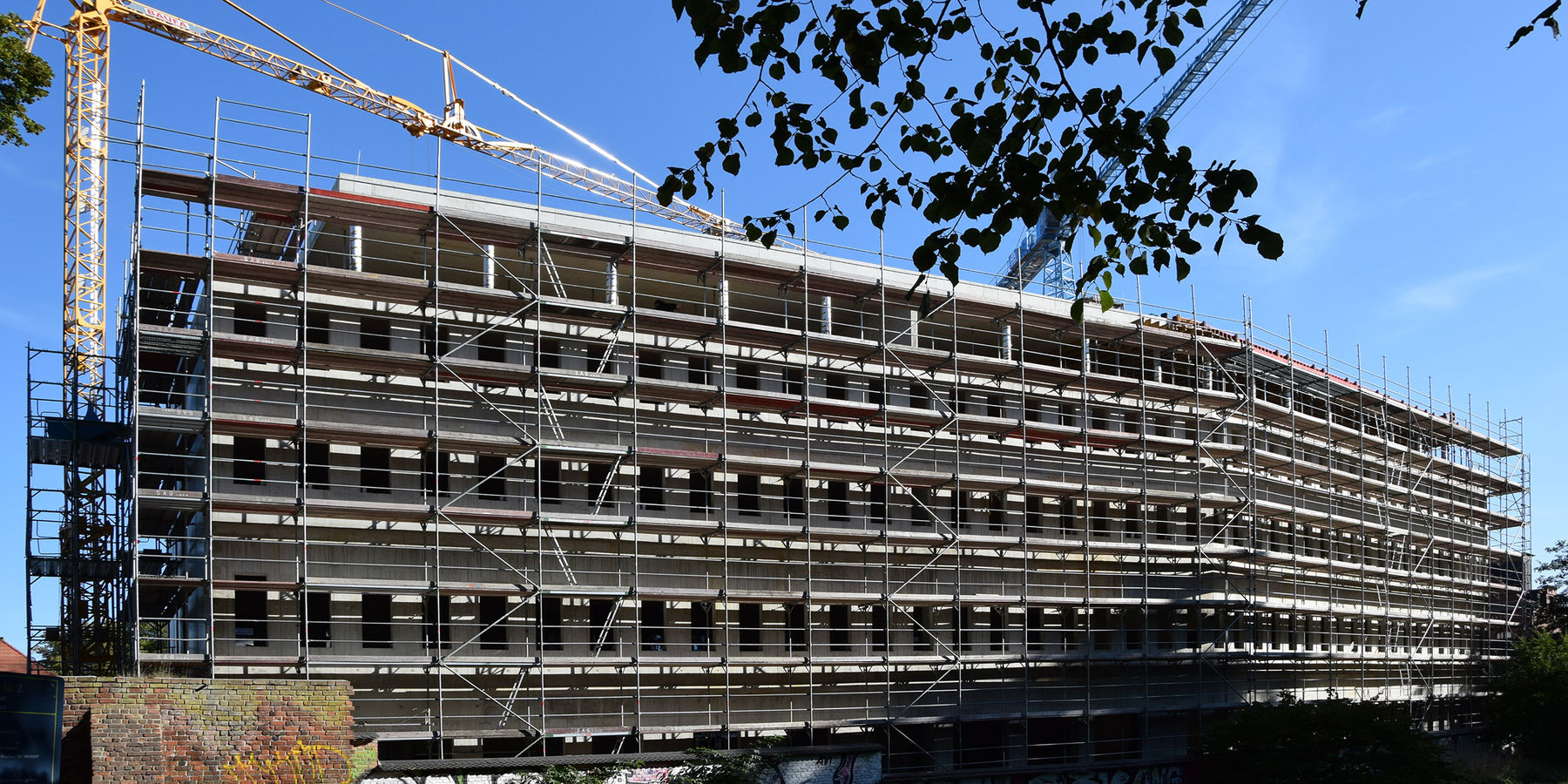 Während der Bauarbeiten: der eingerüstete Rohbau des Gerichtsgebäudes in Greifswald © 2020 SBL Neubrandenburg