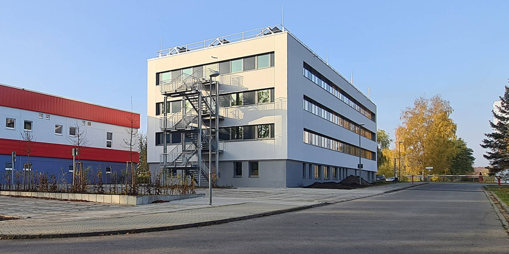 Nord-Ostfassade mit der Fluchttreppe, links der Block F mit dem Zentralarchiv für Akten der Finanzämter © 2020 SBL Neubrandenburg