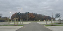 Knapp 400 Fahrzeuge können hier abgestellt werden. © 2020 Polizeipräsidium Rostock