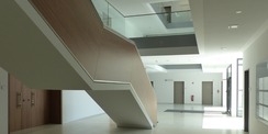Foyer im Erdgeschoss mit zentralem  über alle Etagen offenem Treppenhaus © 2020 Staatliches Bau- und Liegenschaftsamt Greifswald