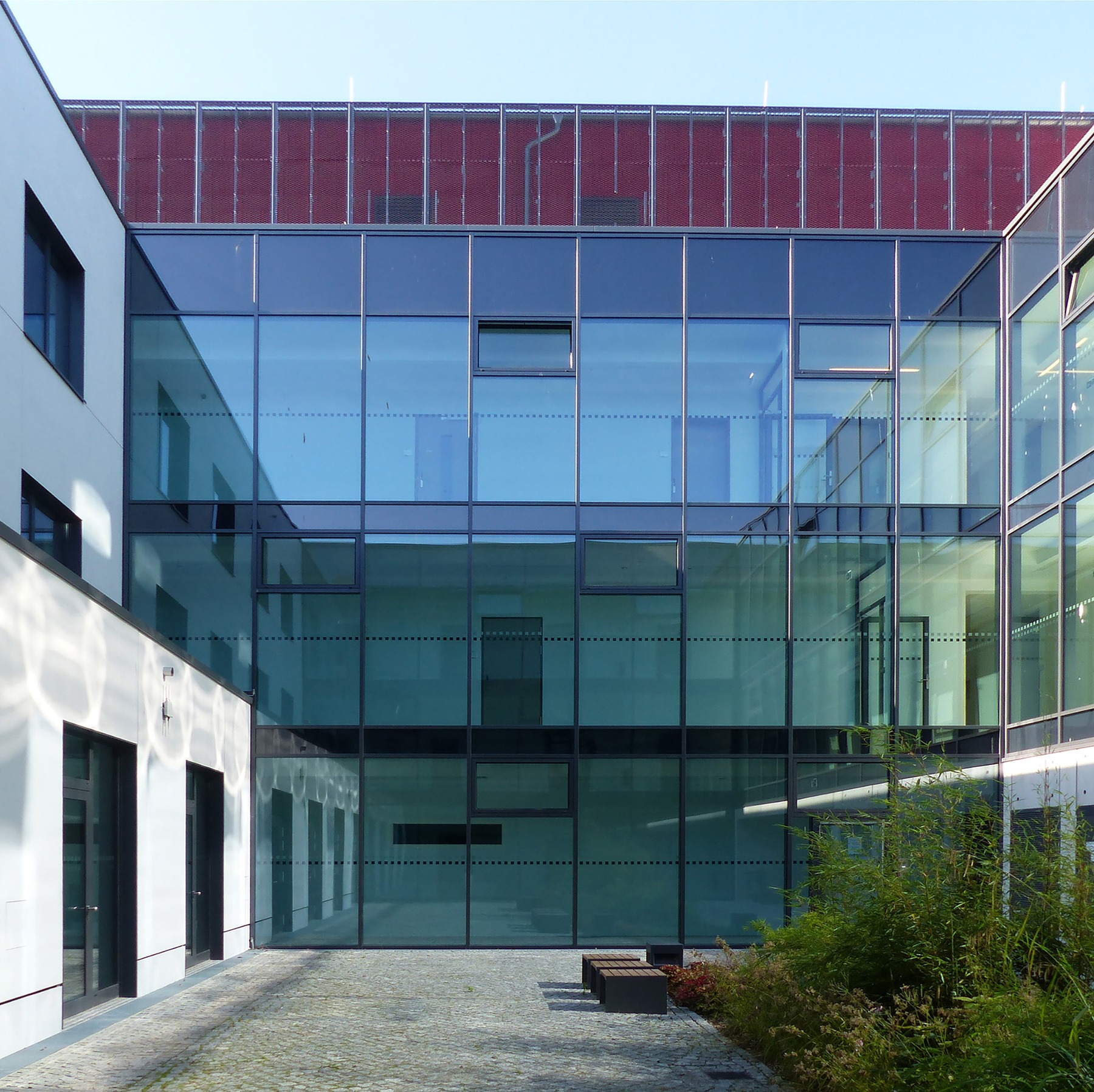 Innenhof mit Begrünung und Aufenthaltszone © 2020 Staatliches Bau- und Liegenschaftsamt Greifswald