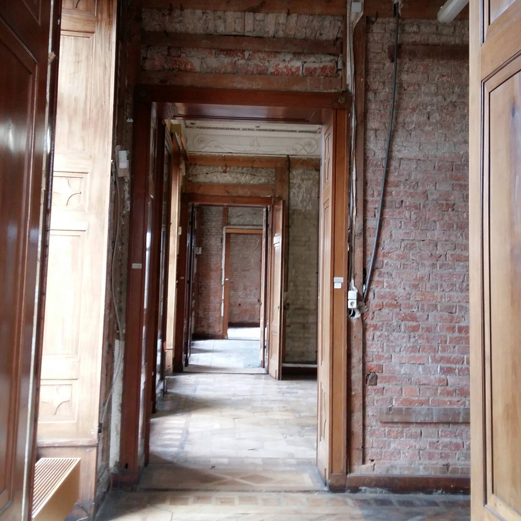 Enfilade - der Blick durch die Rahmen der Türen mehrerer Zimmer, die hintereinander liegen. Die Türen werden aufwendig restauriert. © 2021 SBL Schwerin