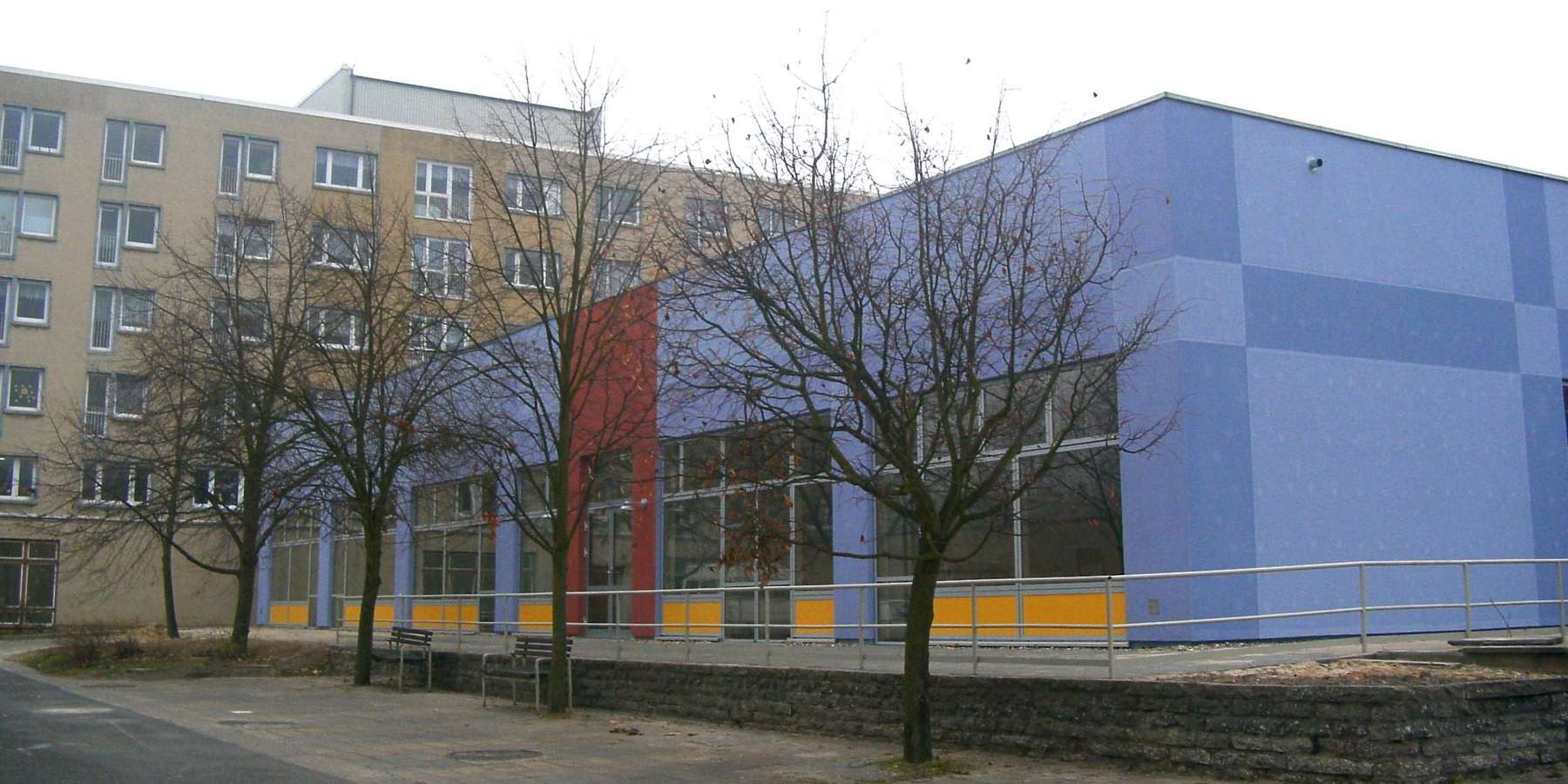 Saniertes Wirtschaftsgebäude mit Blick auf die noch unsanierte Schule © 2005 Betrieb für Bau und Liegenschaften Mecklenburg-Vorpommern