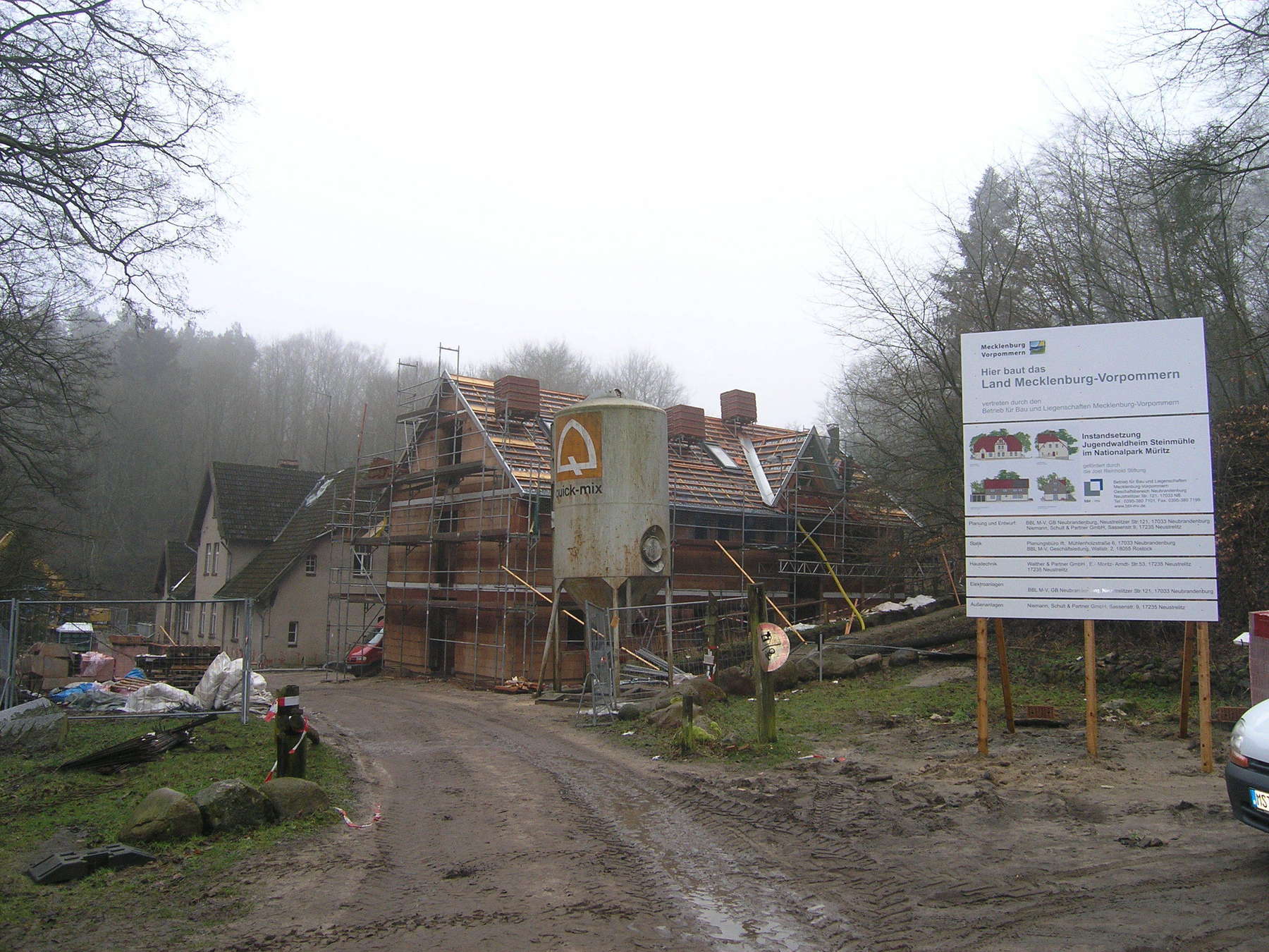 Blick auf die Baustelle, links das Haupthaus, rechts der Neubau des Nebengebäudes © 2007 Betrieb für Bau und Liegenschaften Mecklenburg-Vorpommern