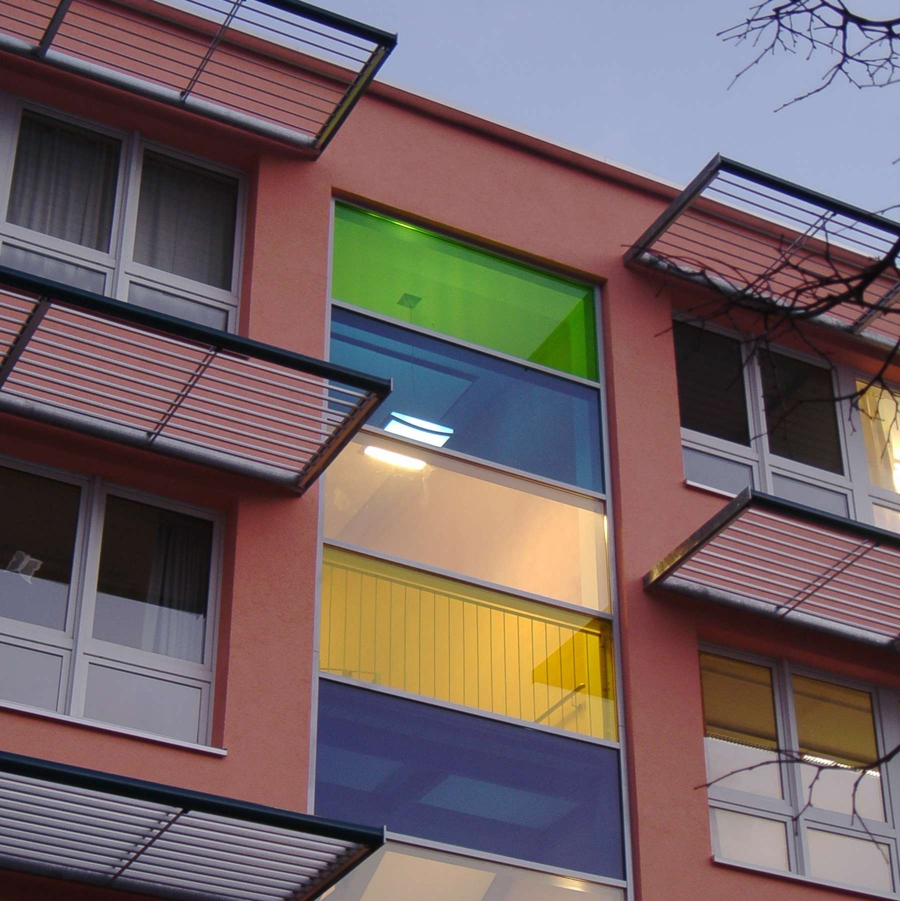 Blick auf die farbigen Flurfenster und Verschattungsanlage der Schule © 2007 Betrieb für Bau und Liegenschaften Mecklenburg-Vorpommern